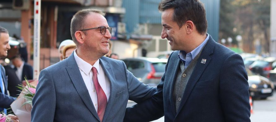 Taravari ia ndau çmimin “Qytetar nderi” kryetarit të Bashkisë së Tiranës, Veliaj