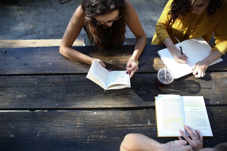 Hapet konkursi për bursa për studime postuniversitare jashtë vendit