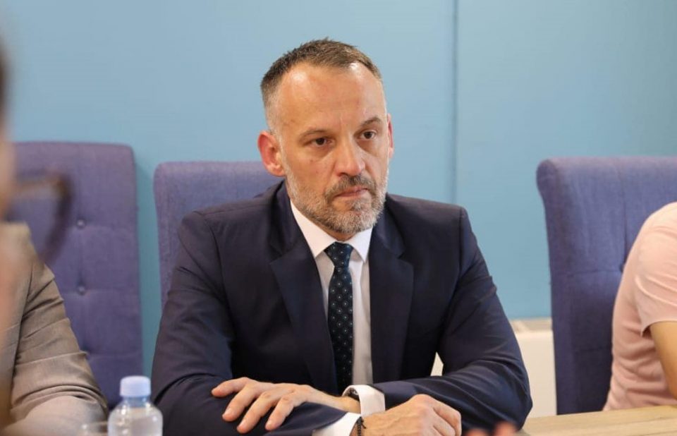 Arben Fetai në titullin e  Kryetarit të Kuvendit të ASH së  megjithëse i shkarkuar