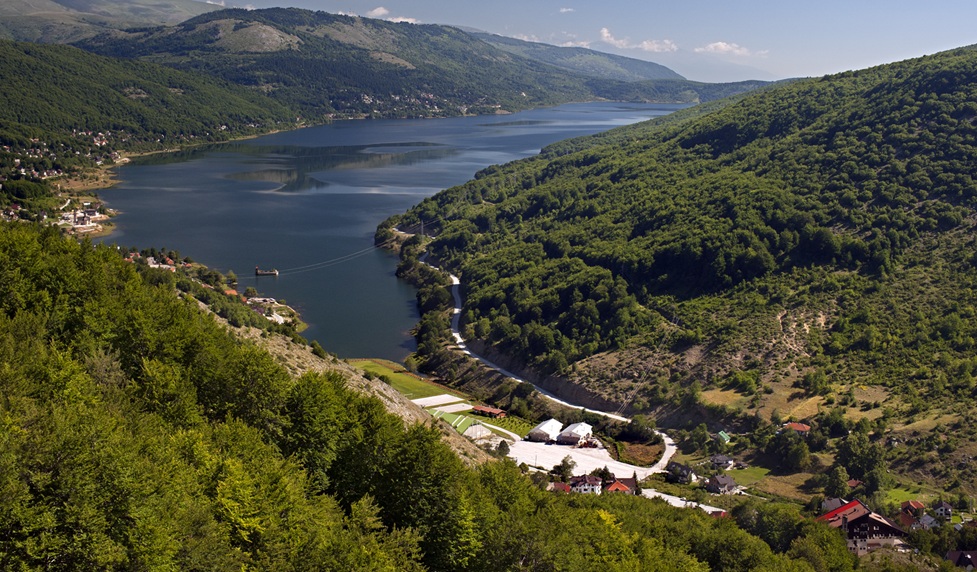 Rrëzohet një aeroplan në Liqenin e Mavrovës