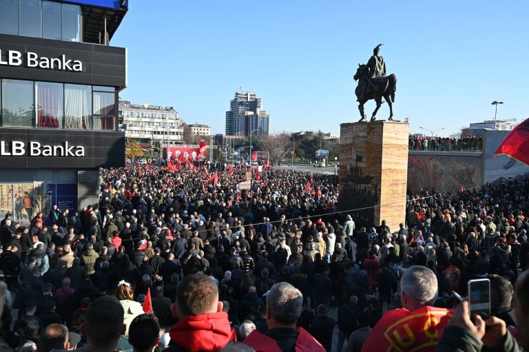 Sheshi “Skënderbeu” foli me një zë: 10 fotografi që tronditën Shkupin dhe rikthyen UÇK-në në zemrën e kombit