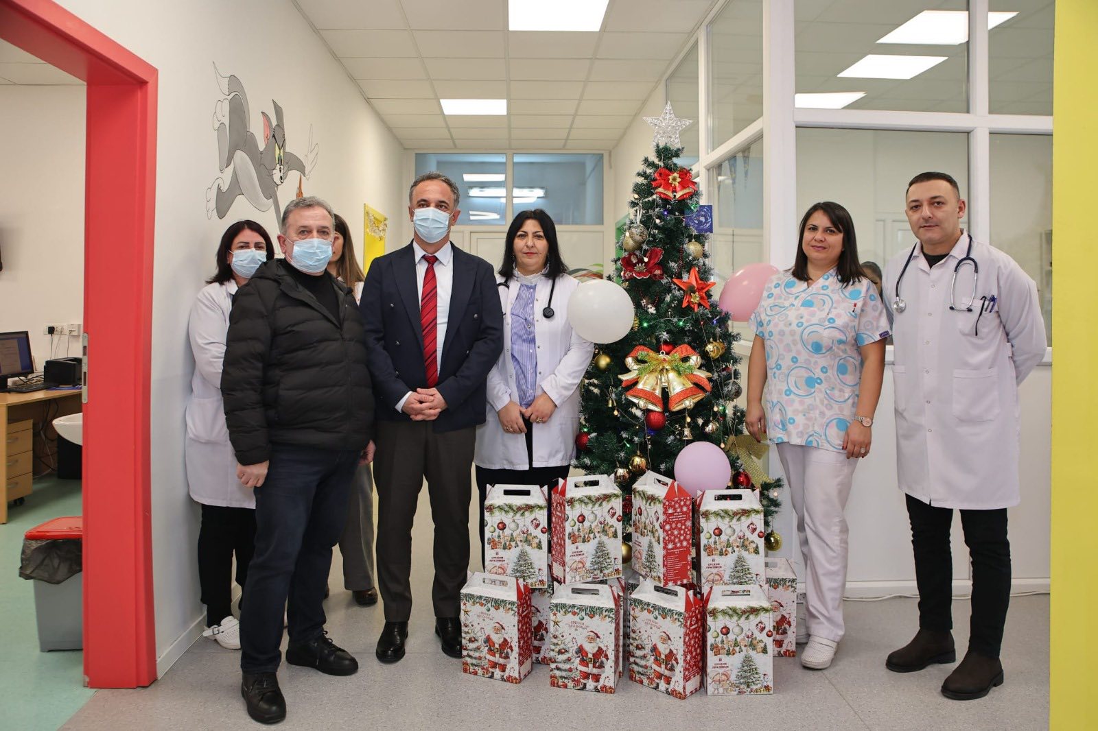 Ministri Aliu viziton pediatrinë në Gostivar dhe dhuron paketa të Vitit të Ri për fëmijët në trajtim