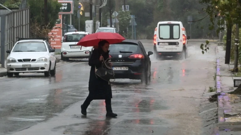 Stuhi e fortë përmbyt Athinën, kaos në trafik dhe incidente në rrugë