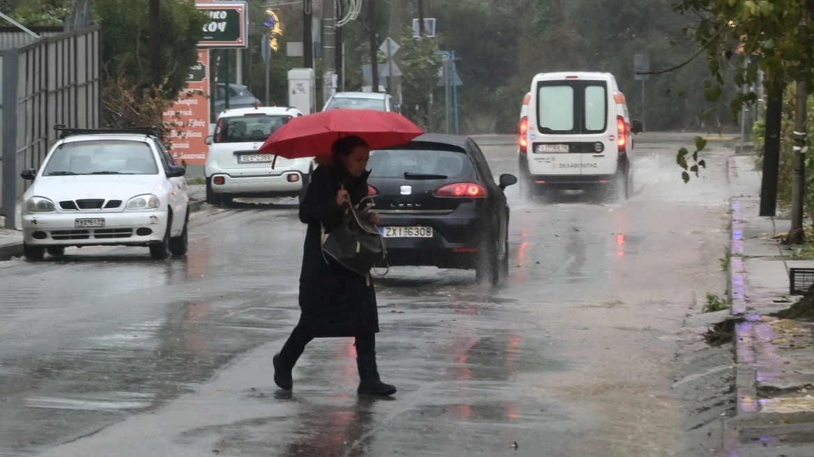 Stuhi e fortë përmbyt Athinën, kaos në trafik dhe incidente në rrugë