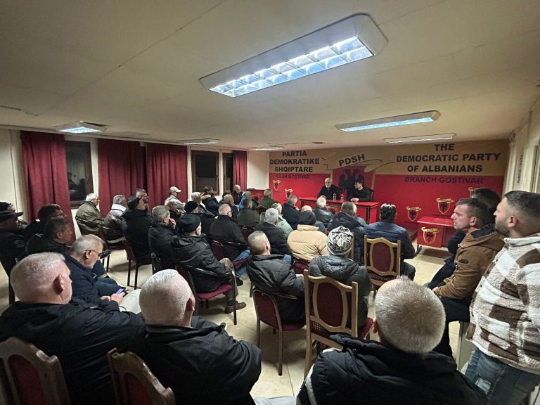 Thaçi viziton Gostivarin, takim me strukturat e PDSH-së