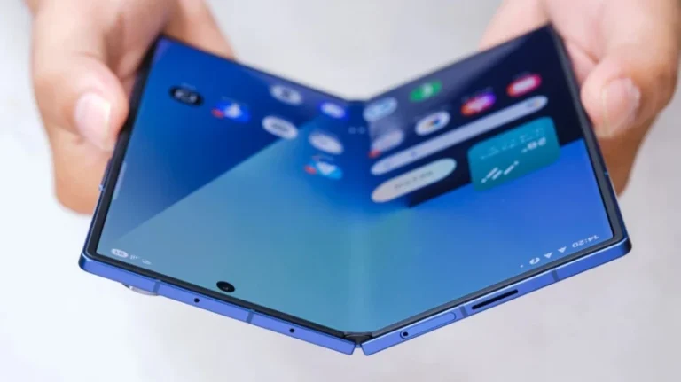 Samsung po përgatit një telefon të palosshëm me ekran më të gjerë