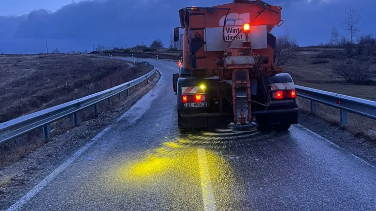 Bora dhe ngrica vështirësojnë qarkullimin në disa akse rrugore