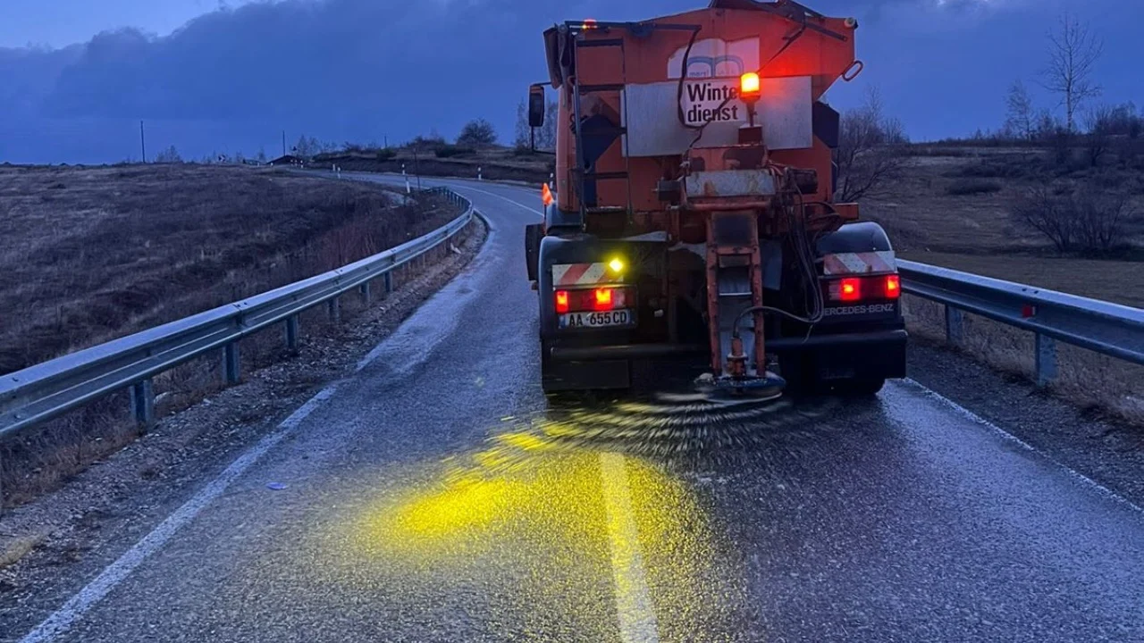 Bora dhe ngrica vështirësojnë qarkullimin në disa akse rrugore