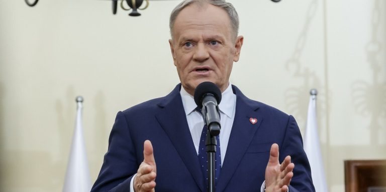 Tusk u bën thirrje polakëve të largohen menjëherë nga Irani: Konflikti mund të shpërthejë brenda orësh
