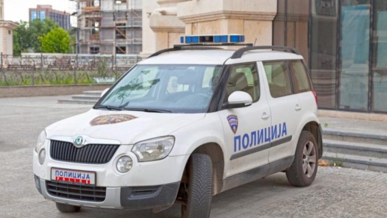 I vjedhin BMW-në nga oborri i shtëpisë, 54-vjeçari nga Debresh denoncon rastin në polici