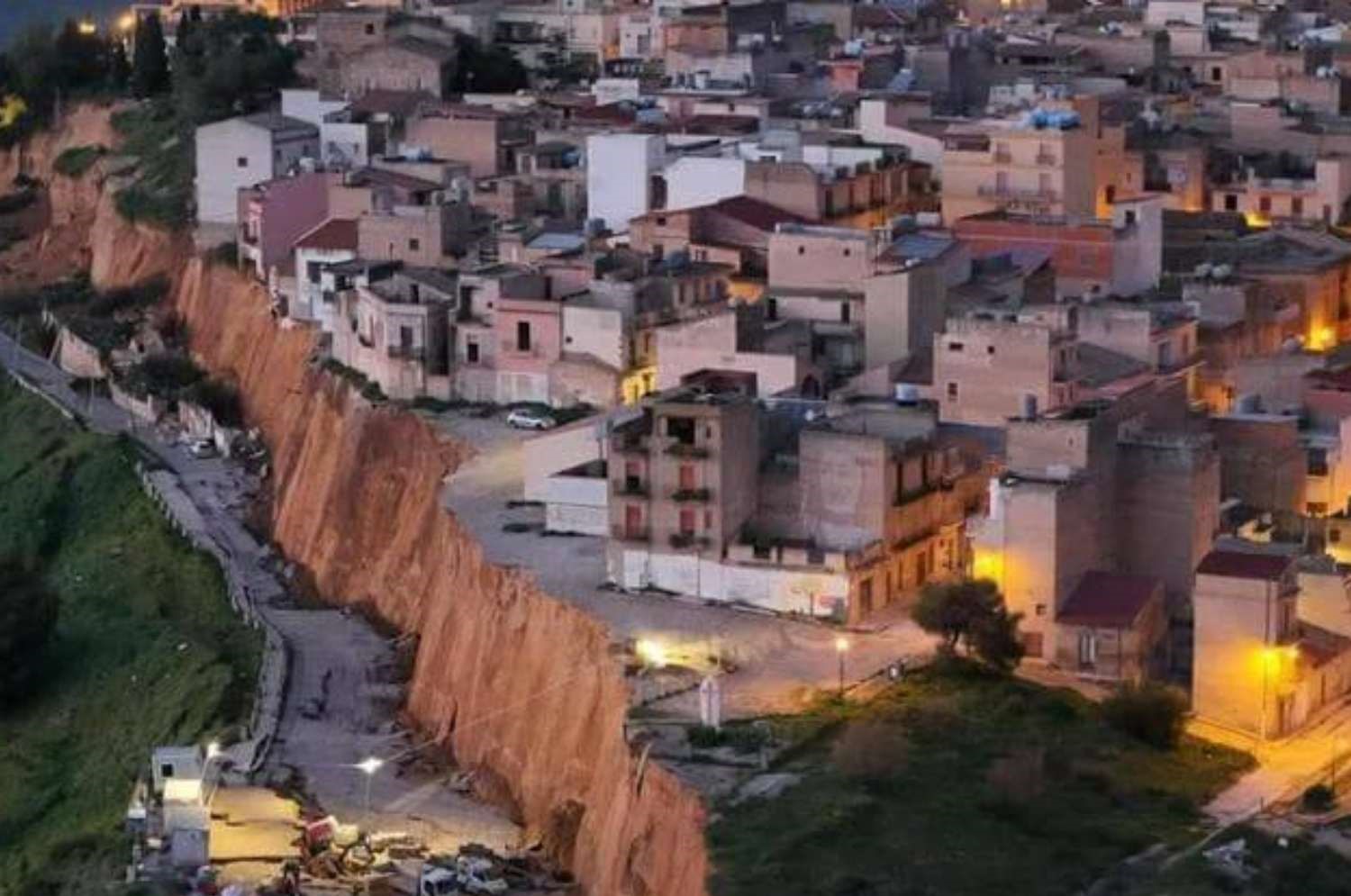 Rrëshqitje toke masive në Nissemi, qindra evakuar pas stuhisë në Sicili