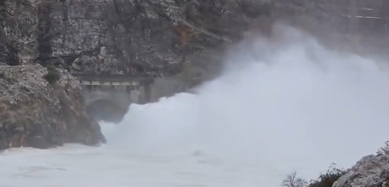 Nivel i lartë uji në kaskadën e Drinit, shkarkimet në Vaun e Dejës minimalizojnë rrezikun