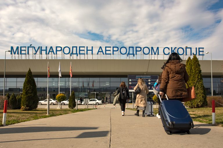 Përleshje fizike në një avion në Shkup: dy persona të lënduar