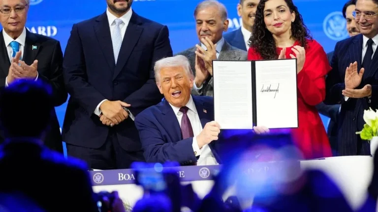 Trump prezanton “Bordin e Paqes” për armëpushimin në Rripin e Gazës