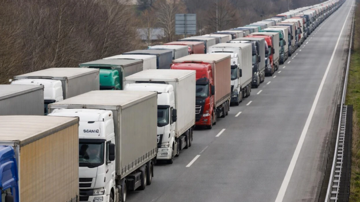 Bllokime në disa pika kufitare për shkak të protestës së shoferëve të kamionëve, trafiku në rrugë të tjera i qetë