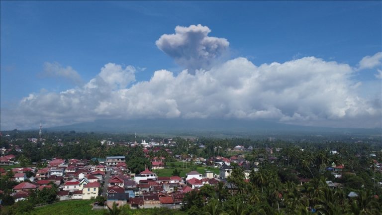 Vullkani Merapi në Indonezi shpërthen, hiri arrin 1.600 metra mbi majë