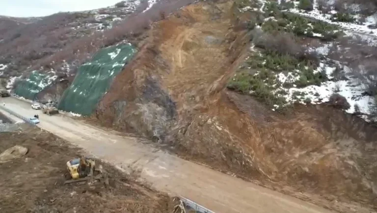 Qarkullim i kufizuar në aksin Qukës–Qafë Plloçë, puna vijon