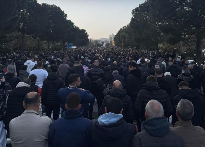 Mijëra besimtarë falin namazin e Fitër Bajramit në Tiranë