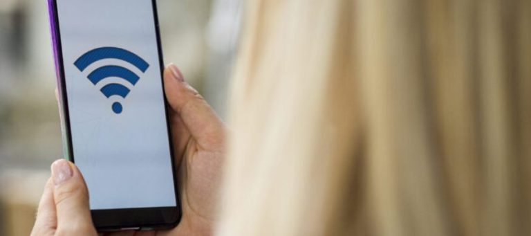 Pothuajse 70% e qytetarëve përdorin ekranin para gjumit, mbi 40% kanë probleme me gjumin