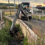Gostivar: Komunalec pastron kanalin e drenazhit në lagjen Banjeshnicë