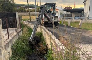 Gostivar: Komunalec pastron kanalin e drenazhit në lagjen Banjeshnicë
