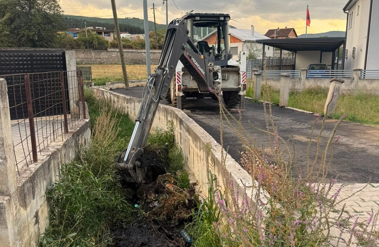 Gostivar: Komunalec pastron kanalin e drenazhit në lagjen Banjeshnicë
